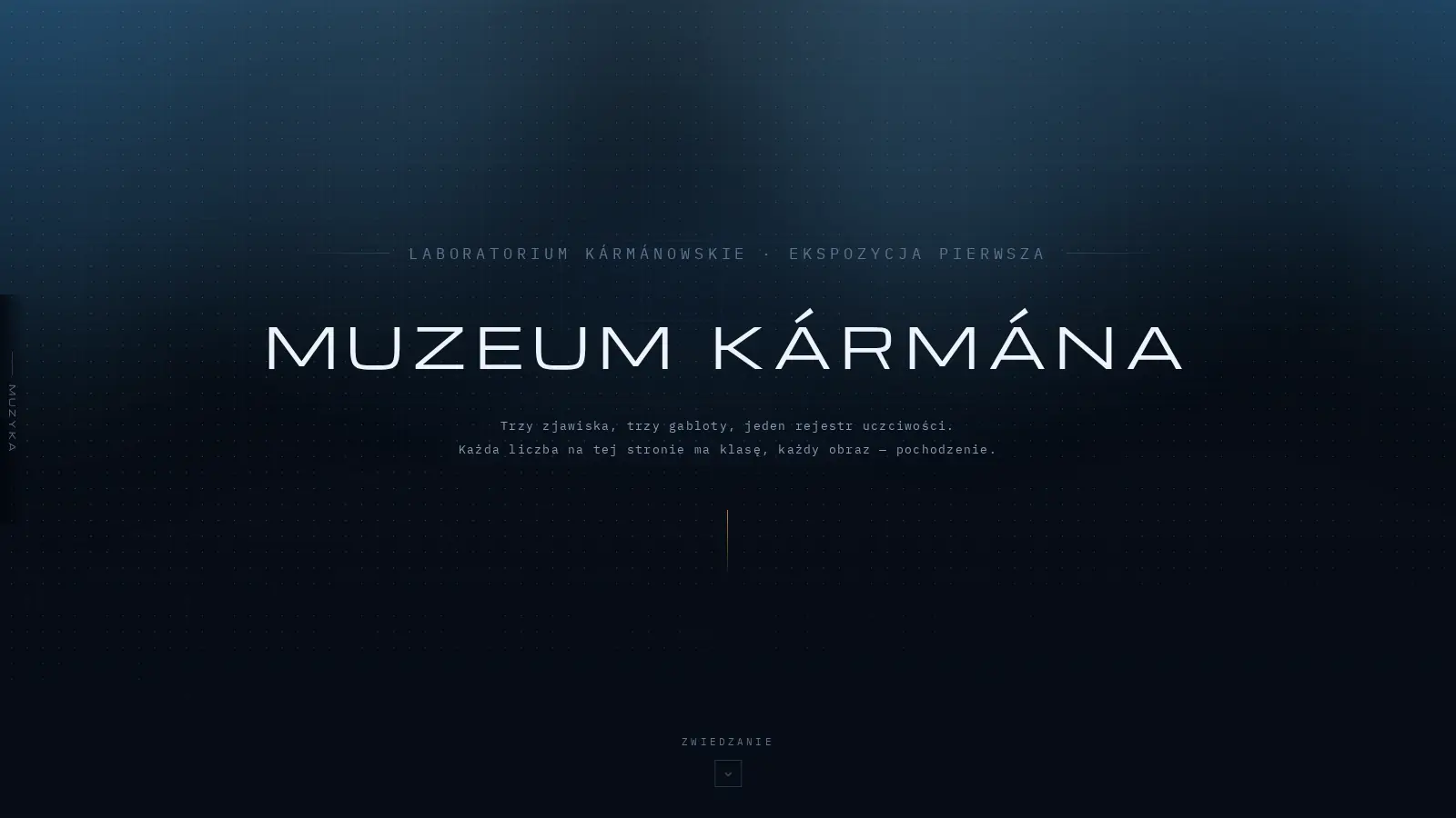 Muzeum Kármána — plansza tytułowa ekspozycji: napis MUZEUM KÁRMÁNA na ciemnym polu z zorzą